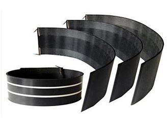 電熱熔套是在PE板材上經(jīng)二次加工復(fù)合特種電熱網(wǎng)而成的，通過(guò)電熱熔與夾克管相連接的一種連接管件。由于采用了特種電熱絲網(wǎng)，結(jié)合部位的熔化效果相當(dāng)理想，其連接強(qiáng)度和密封效果非常好。性能特點(diǎn)：連接強(qiáng)度高、密封