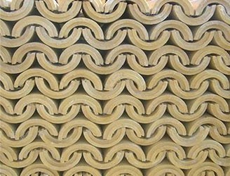 聚氨酯保溫材料采用高功能聚醚多元醇和多次甲基多苯基多異氰酸酯為主要原料，在催化劑、發(fā)泡劑、表面活性劑等作用下，現(xiàn)場(chǎng)澆灌或預(yù)制成型等方法，經(jīng)化學(xué)反映發(fā)泡而成。聚氨酯保溫材料是一種新型的高分子合成材料，具