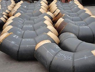 預(yù)制直埋保溫彎頭是保溫管件中的一種，保溫彎頭構(gòu)成，是由高密度聚乙烯外護(hù)管、聚氨酯泡沫保溫層及內(nèi)工作鋼管緊密結(jié)合而成。保溫彎頭主要用于保溫直管的轉(zhuǎn)向，一般與保溫管道配套使用，是根據(jù)保溫工程管線(xiàn)設(shè)計(jì)時(shí)用于