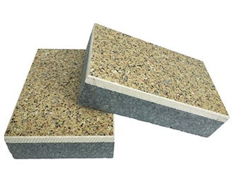 仿石漆保溫裝飾一體板是由多種仿石漆飾面、多種厚度、多種密度的無(wú)機(jī)板（纖維硅酸鈣板和纖維水泥板）復(fù)合不同厚度、不同容重的保溫芯材加工而成，具有節(jié)能、裝飾、保溫、防火等多種功能。仿石漆保溫裝飾一體板飾面層