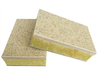 水包砂保溫裝飾一體板是以真石漆襯底，結(jié)合仿石涂料仿斑點(diǎn)紋為飾面層的裝飾板復(fù)合保溫材料而成的一種新型外墻保溫隔熱建筑材料。水包砂采用特制高聚物進(jìn)口乳液、天然彩砂、將液態(tài)的水性樹(shù)脂提煉包裹成膠狀的彩色顆粒