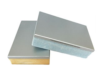 氟碳漆保溫裝飾一體板是以氟碳涂料作為飾面層的裝飾板復(fù)合材料而成的一種新型建筑外墻保溫隔熱材料，分為氟碳金屬漆和氟碳實(shí)色漆兩種飾面?？砂丛O(shè)計(jì)需要定制。氟碳漆保溫裝飾一體板是采用氟碳涂料為飾面層，氟碳漆是